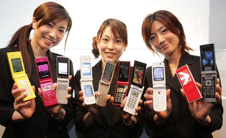 NTT DoCoMo демонстрирует 3G FOMA 703i Series и другие новые модели. Токио, 16 января 2007 г.